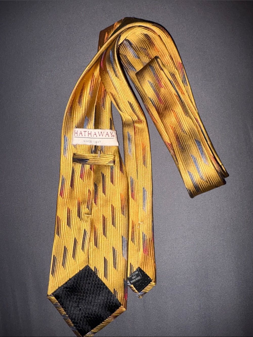 Hathaway Men's gold patterned silk tie